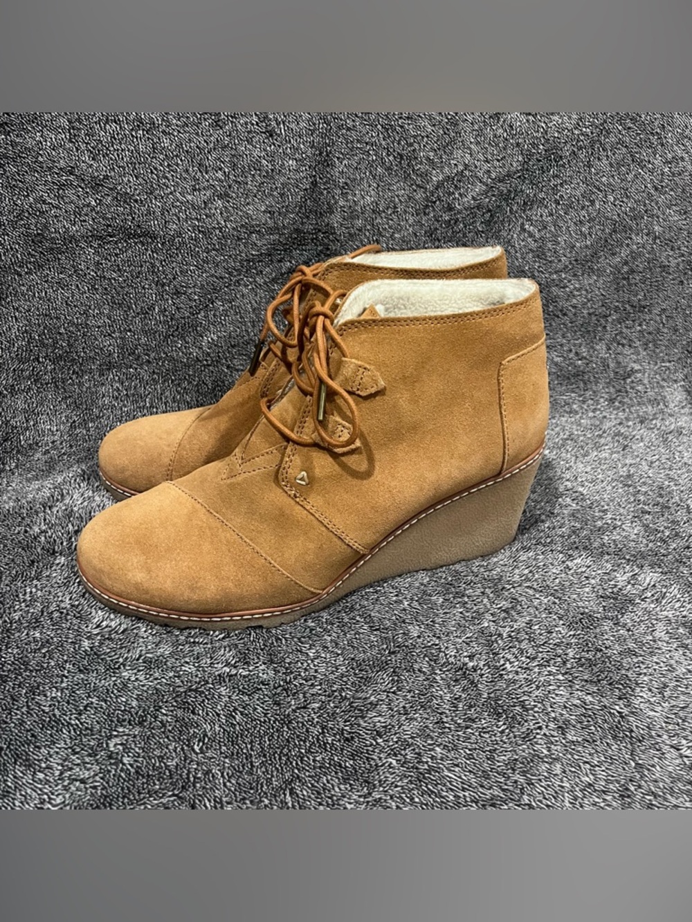 TOMS Women's Desert Wedge booties in wheat suede with a shearling lining sz 10W